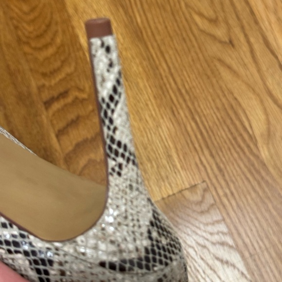 Size 9 Vince Camuto snakeskin 4” heels - Picture 4 of 13